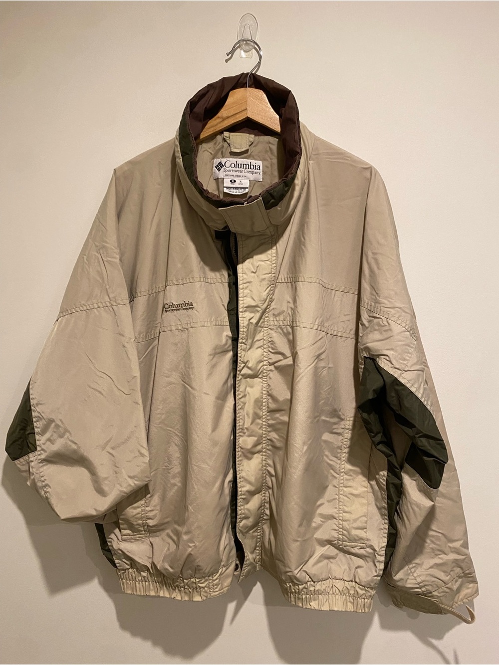Columbia Men's Beige and Olive Lightweight  VTG Jacket XL with defects.